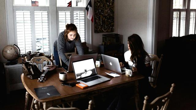 Dos jóvenes compartiendo piso.