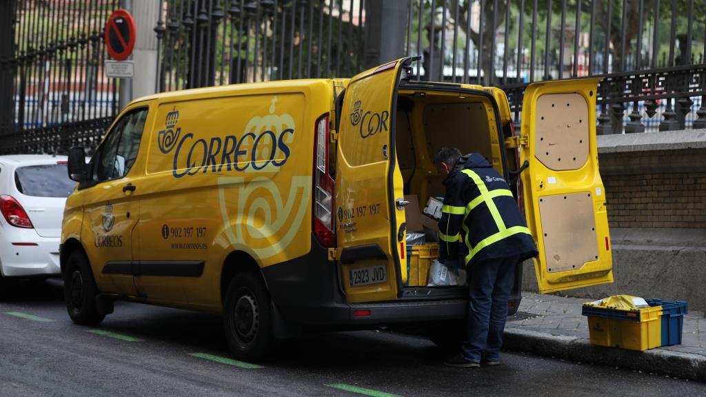 Un trabajador de Correos.