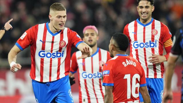Artem Dovbyk celebra el primero de sus tres goles frente al Sevilla