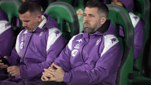 Pezzolano en el banquillo del Martínez Valero.