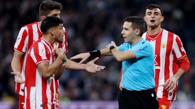 Los jugadores del Almería protestan a Hernández Maeso