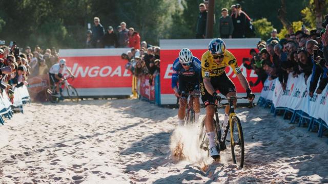 Van Aert y Van der Poel, los dos gramdes favoritos, durante la prueba del pasado año en Benidorm.