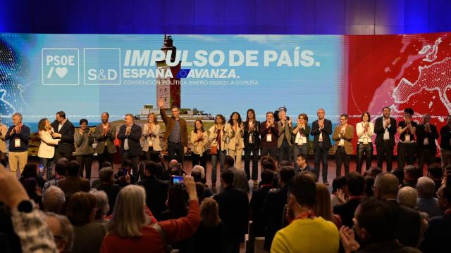 Pedro Sánchez saluda en el centro de la imagen en la clausura de la Convención Nacional del PSOE.