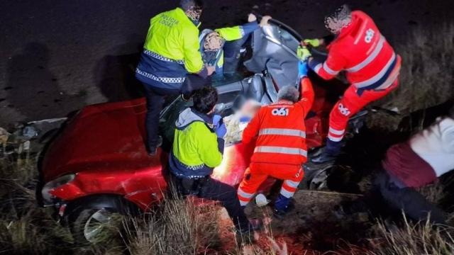 Efectivos de la Policía Local de Benalmádena y del 061 en un accidente de tráfico.