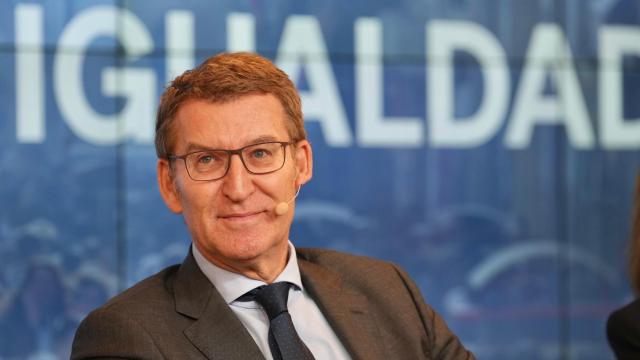 El líder del PP, Alberto Núñez Feijóo, este lunes en Génova tras un encuentro con alcaldes.