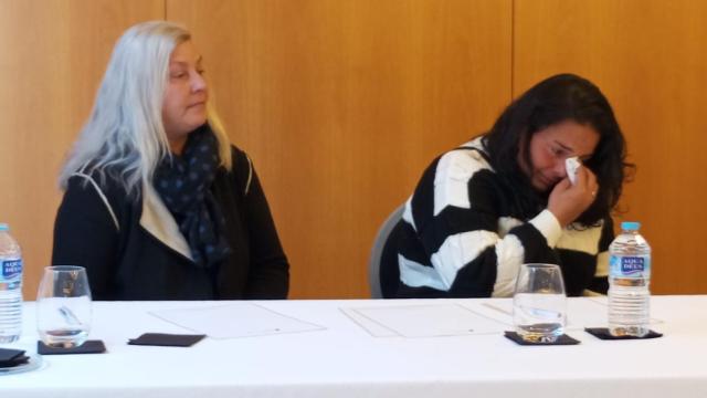 Miglena Petrova, la madre del desaparecido Ivo, este lunes, rompiendo a llorar en la rueda de prensa que ha ofrecido en el Hotel Atrio de Los Alcázares.