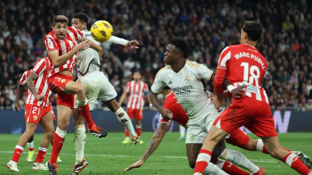 Vinicius marca con el hombro frente al Almería.
