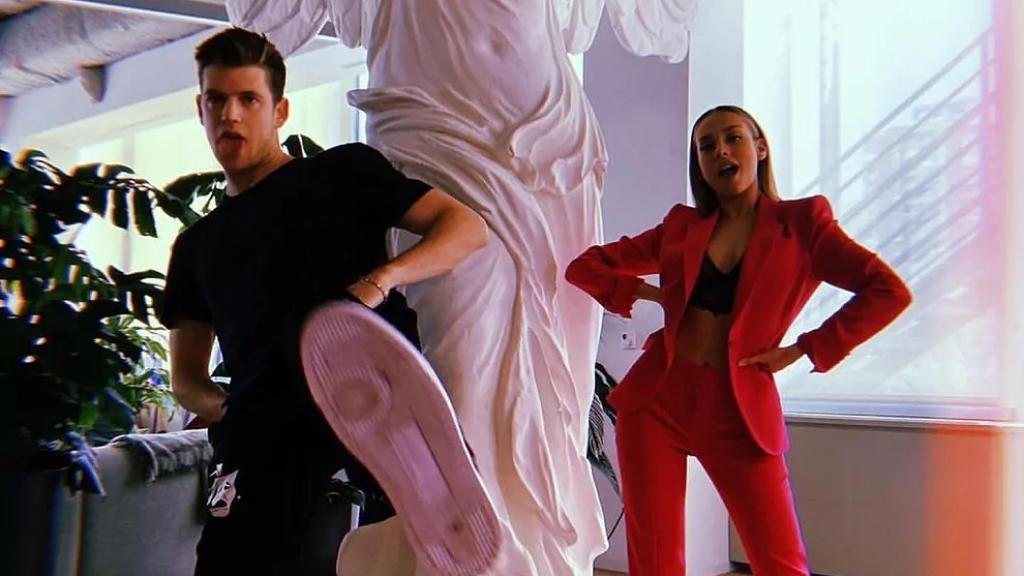 Miguel Bernardeau y Ester Expósito.