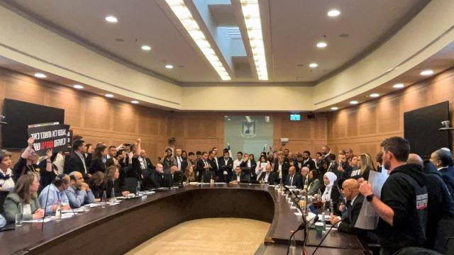 Los familiares de los rehenes de Hamás en la sala del Parlamento de Israel en la que han irrumpido.