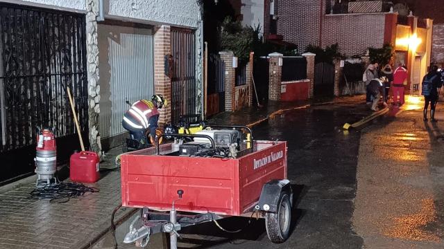 Los Bomberos de la Diputación trabajando en Viana de Cega