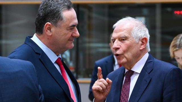 El jefe de la diplomacia de la UE, Josep Borrell, conversa con el ministro israelí de Exteriores, Israel Katz, durante la reunión de este lunes en Bruselas