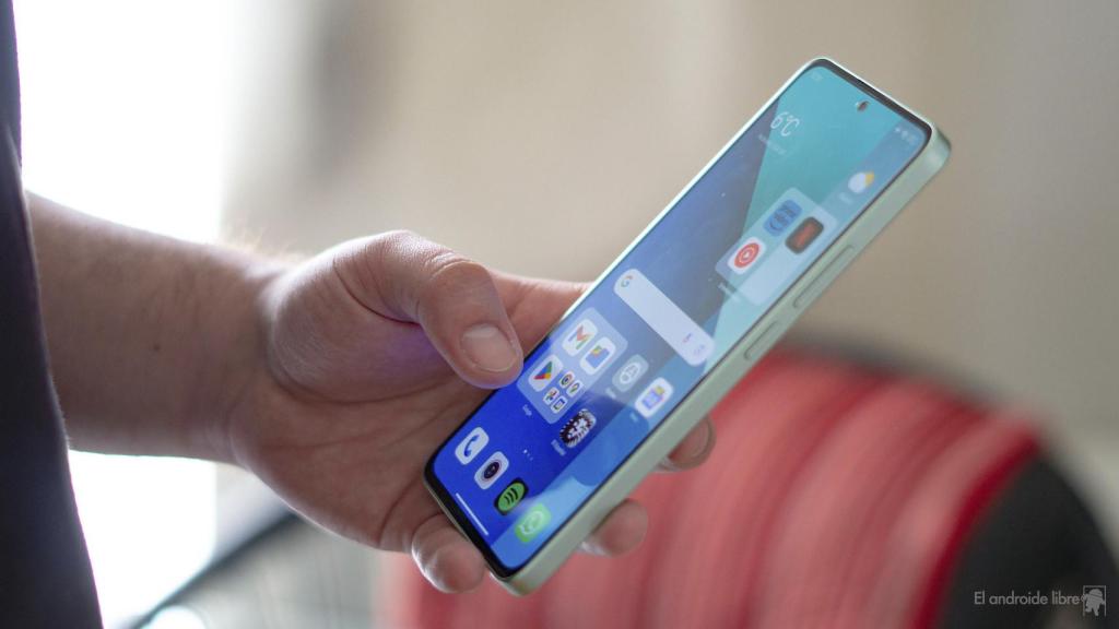Redmi Note 13 en la mano
