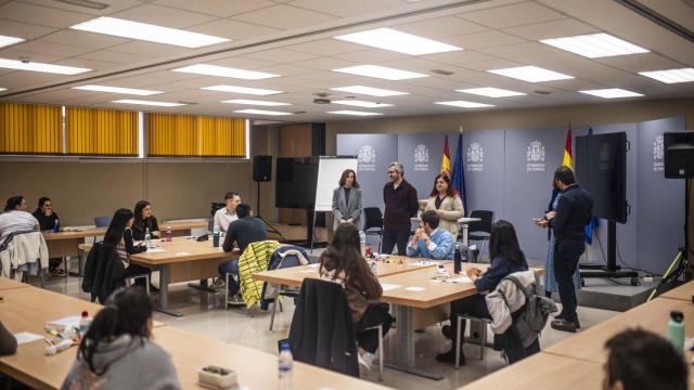 Mónica García, ministra de Sanidad, se dirige a los aspirantes al MIR unos minutos antes del comienzo de la prueba.
