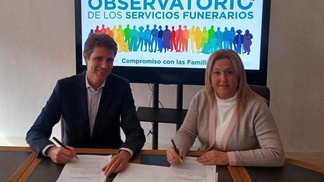 Ignacio Martín, Gerente SR de B2B de Repsol, y María Dolores Asensi, presidenta del Observatorio de los Servicios Funerarios.