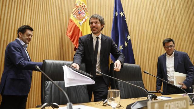 El ministro de Cultura, Ernest Urtasun (c), comparece a petición propia en la comisión correspondiente del Congreso de los Diputados para informar sobre las líneas generales de su departamento, este lunes en Madrid. En la imagen, Urtasun con el presidente de la comisión, Gerardo Pisarello (d), y con el vicepresidente primero, José Losada (i). Foto: EFE/ Mariscal