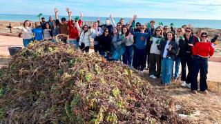 Los universitarios provenientes de EE.UU, tras limpiar una tonelada de la uña de gato en La Mata.