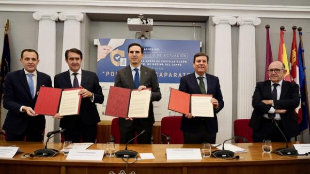 El consejero de Economía y Hacienda y portavoz, Carlos Fernández Carriedo, y el consejero de Medio Ambiente, Vivienda y Ordenación del Territorio, Juan Carlos Suárez-Quiñones, firman con el alcalde de Medina del Campo, Guzmán Gómez, el protocolo para el desarrollo del Polígono Escaparate, en enero de este año