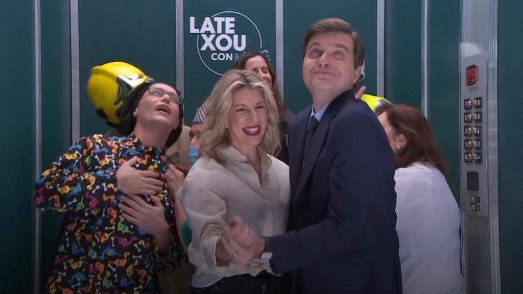 El baile de Yolanda Díaz con Marc Giró en el ascensor del 'Late Xou' al ritmo del último temazo de Ana Guerra
