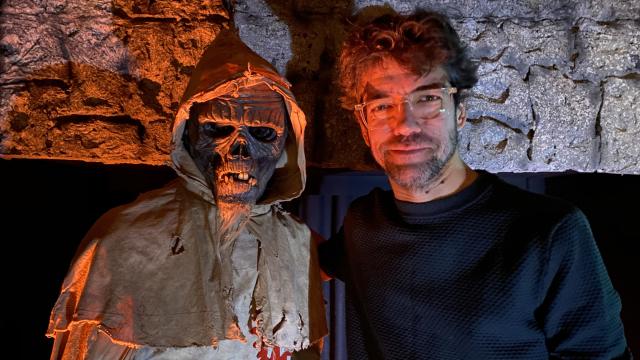 Javier Botet con la nueva figura del Museo de Cera de Madrid.