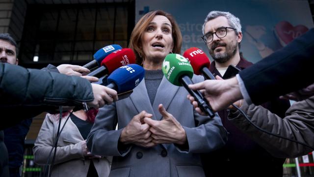 Mónica García y Javier Padilla, ministra y secretario de Esado de Sanidad, tras su visita a los aspirantes que se presentaron al examen MIR,el pasado sábado.