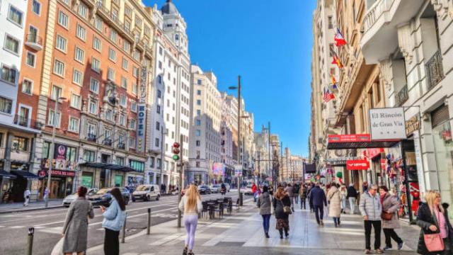 Gente caminando por la Gran Vía de Madrid