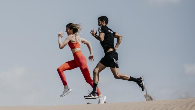 La entrenadora Crys Díaz realizando deporte en pareja.