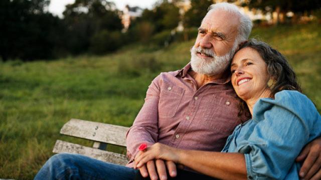 Una pareja mirando el horizonte.