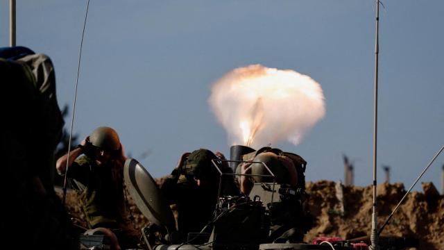 El Ejército israelí dispara un mortero en la frontera con el centro de Gaza, este lunes.