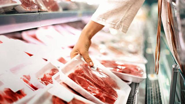 Estuche de carne en un supermercado