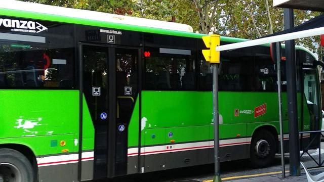 Un autobús de Avanza.