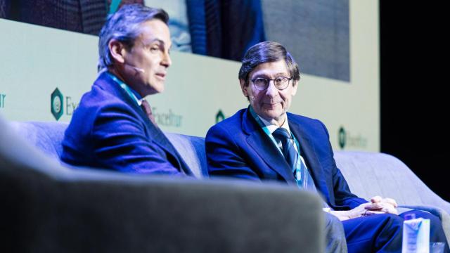 El presidente de American Express España, Juan Orti, dialoga con el presidente de Caixabank, José Ignacio Goirigolzarri