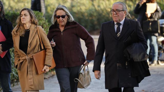 Mari Carmen García Fuster, en el centro, junto con el cuñado y la sobrina de Barberá.