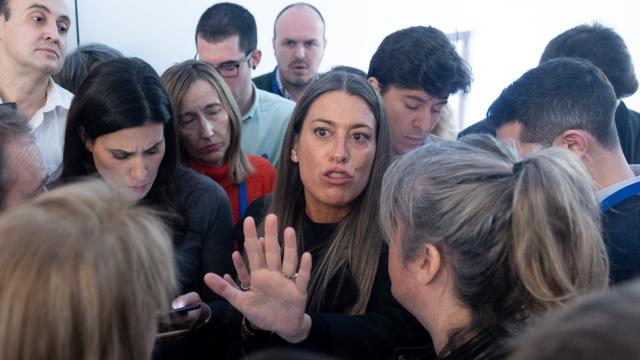 La portavoz de Junts, Míriam Nogueras, ante los periodistas, en el Congreso de los Diputados.
