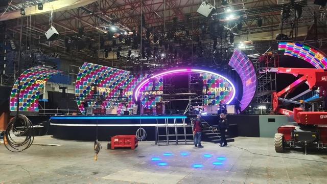 Así está el montaje del escenario este martes en el Palau L'Illa.