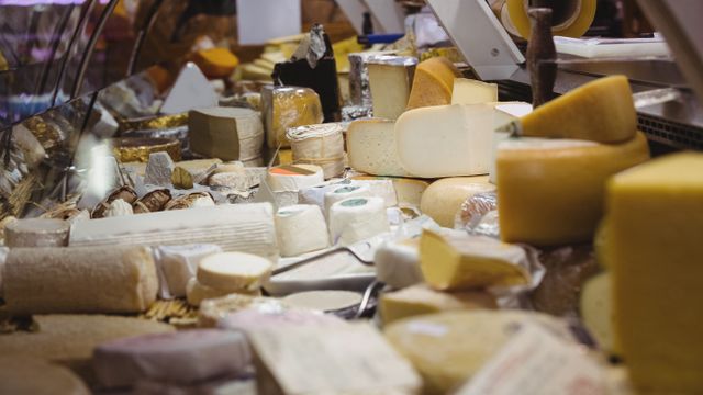 Así es la mejor tienda de quesos de España: está en Valencia y cuenta con más de 150 variedades