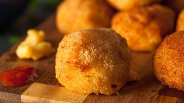 La curiosa razón por la que este bar hace las croquetas gigantes más famosas de A Coruña