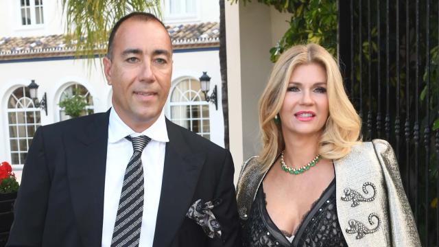 Lorenzo Quinn y su exmujer, Giovanna Cicutto, en la boda de Vanessa Revuelta y Guillermo García Moreno, en Marbella, en 2018.