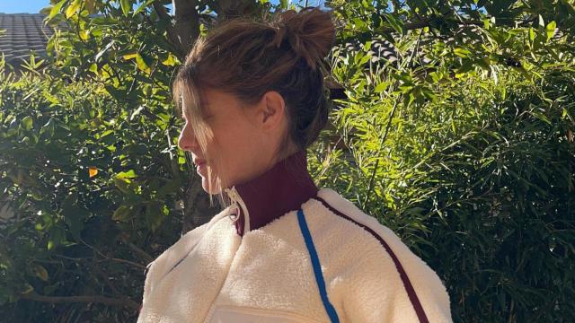 Manuela Velasco luciendo su sudadera de borreguito. Imagen compartida en su perfil de Instagram.