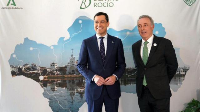 El presidente de la Junta de Andalucía, Juanma Moreno, junto al cantante José Manuel Soto.