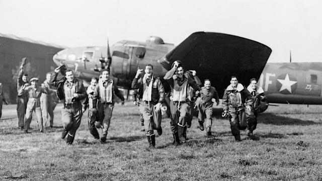La expedición del 'Memphis Belle', la primera de la 8.ª Fuerza Aérea en completar las veinticinco misiones y regresar a Estados Unidos.