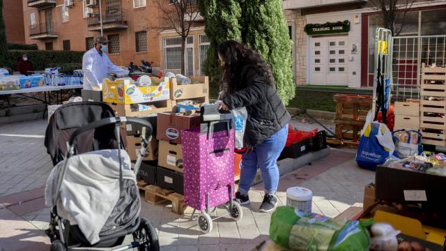 Personas en riesgo de exclusión acuden a recoger alimentos