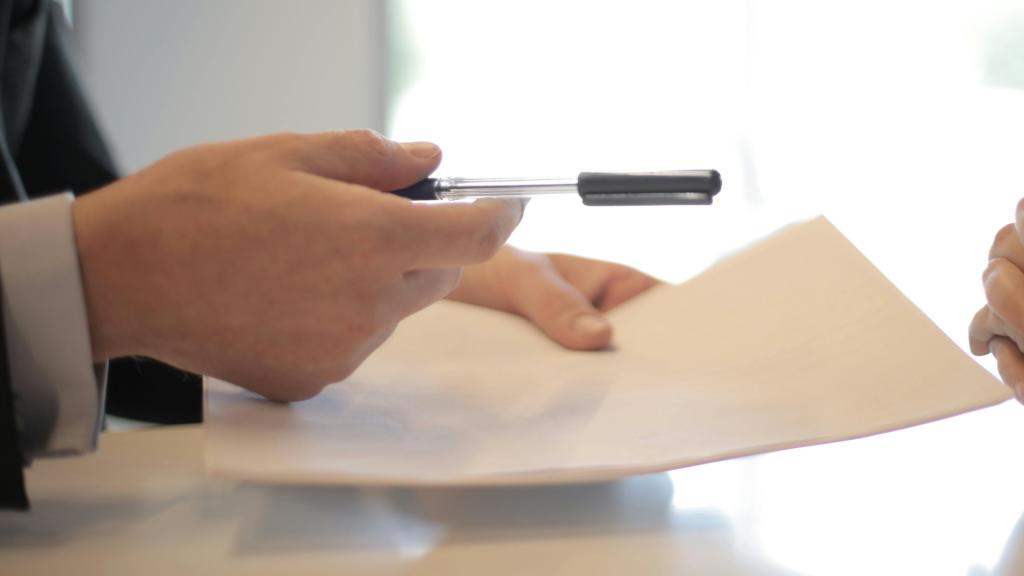 Firma de una póliza de seguro.