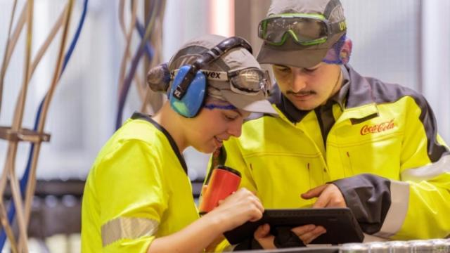 Trabajadores de Coca-Cola Europacific Partners.
