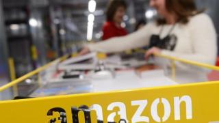 Imagen de unos trabajadores de Amazon en un almacen