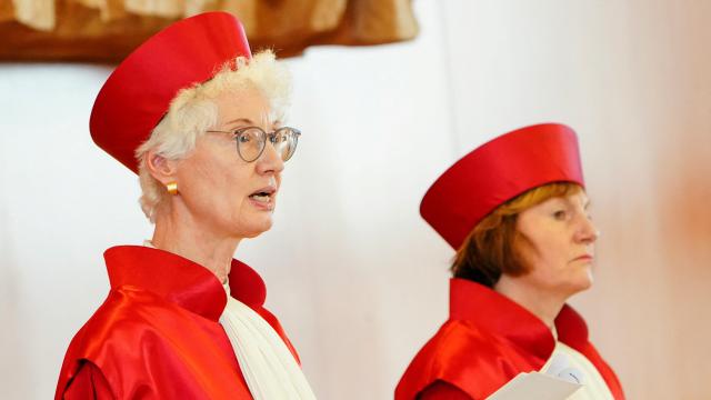 La segunda vicepresidenta del Tribunal Constitucional alemán, Doris Koenig, lee el veredicto de la corte el 23 de enero de 2024.