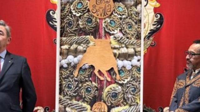 Alambres, cuero y un toro para anunciar las corridas en Sevilla este 2024