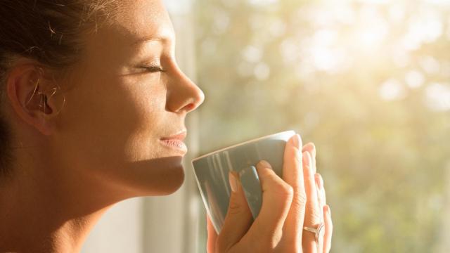 Una mujer disfrutando del amanecer.