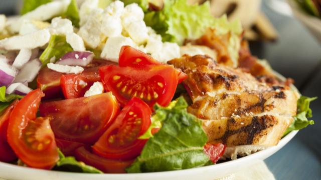 ¿Cuál es la mejor hora para cenar y adelgazar? Este es el momento exacto según los expertos de Harvard