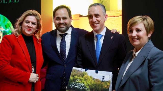 Paco Núñez, segundo por la izquierda, este miércoles en Fitur.