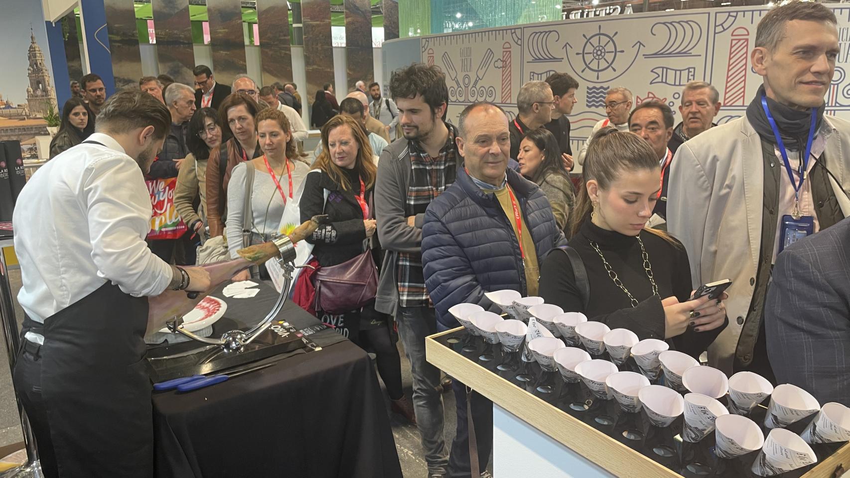 Asistentes al stand de Guijuelo en Fitur de la pasada edición